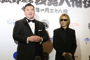 YOSHIKI、元白鵬の断髪式に参加「人の髪の毛を切ったのは初めてです」