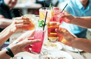 【1000人調査】上司との飲み会「参加したくない」が4割、最大の理由は?