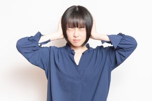 仕事中に話しかけてくる邪魔な人に困っている! その心理や対処法を紹介