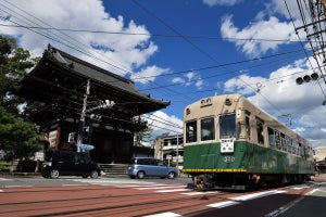 嵐電モボ301形、旧塗装色の電車が貸切運行 - 103号車と並び撮影も