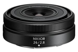 ニコン、広角パンケーキレンズ「NIKKOR Z 26mm f/2.8」　厚さ23.5mm、125g