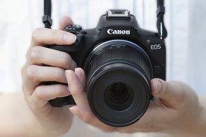 【速報】キヤノン、RFマウント版キスデジ「EOS R50」　小さな高性能機「EOS R8」も