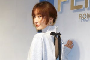 松本まりか、美背中を大胆披露　フェンディに身を包み笑顔