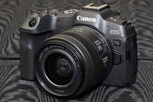 キヤノン、新ミラーレス「EOS R8」に予想を超える注文　供給遅れの可能性も