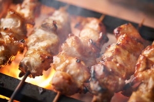 焼き鳥チェーン店人気ランキング! おいしくて安い焼き鳥が食べられるのは?