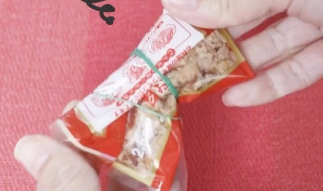 【輪ゴム不要】ハサミだけでOK! 菓子袋を簡単に閉じる、目からウロコの方法とは?