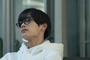 高橋恭平、23歳の誕生日にギャップ萌え写真! 『千輝くん』メガネ姿＆妹の頭を撫でる