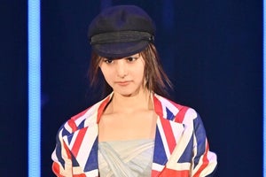 新木優子、大胆スリットで美脚見せ　英国旗柄ジャケットでクールに