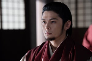 眞栄田郷敦、若き猛将・武田勝頼役でひげ姿に　『どうする家康』扮装写真公開