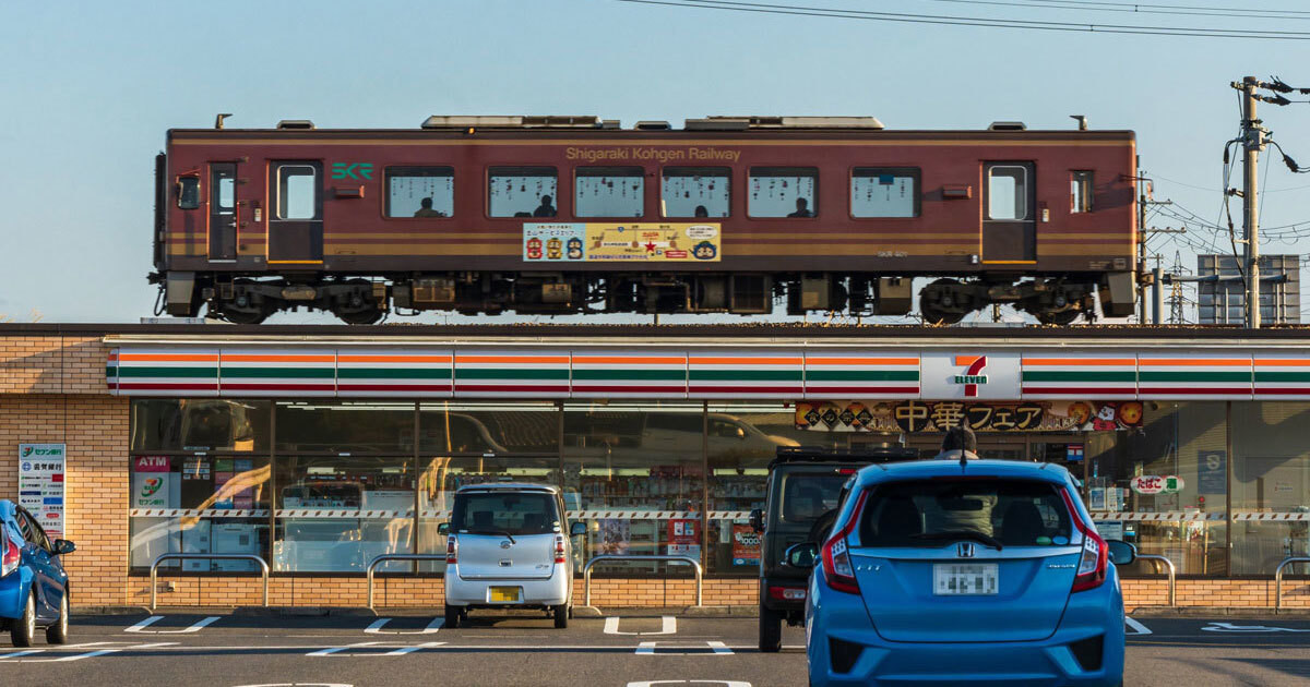 【まるでCG合成!?】コンビニの上を電車が走ってる…不可思議な風景写真がネットで「こりゃ凄い」と話題 