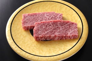 「A5和牛カルビ」が1皿440円! 回転寿司スタイルの焼肉店でA5和牛がお得な価格に