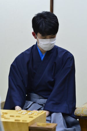 闇夜を照らした二枚の桂　藤井竜王が棋王奪取で最年少六冠達成　第48期棋王戦コナミグループ杯五番勝負第４局