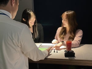 日本語で話したら怒られるBAR「Sick!」、女性限定で“何時間いても飲み放題料金無料”キャンペーン