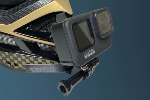 ヘルメットの顎の部分に装着するGoProマウント「FLEX Slim」