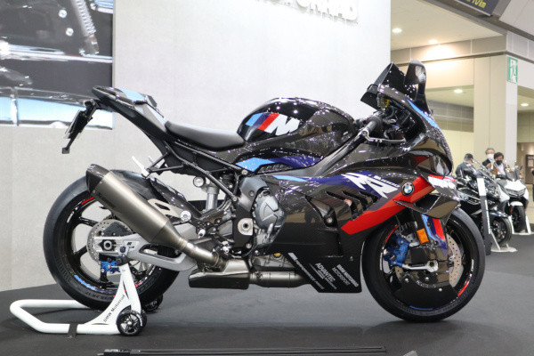 BMWが新型「M1000 RR」を発表! 馬力は変化なし…なのに速度は向上?