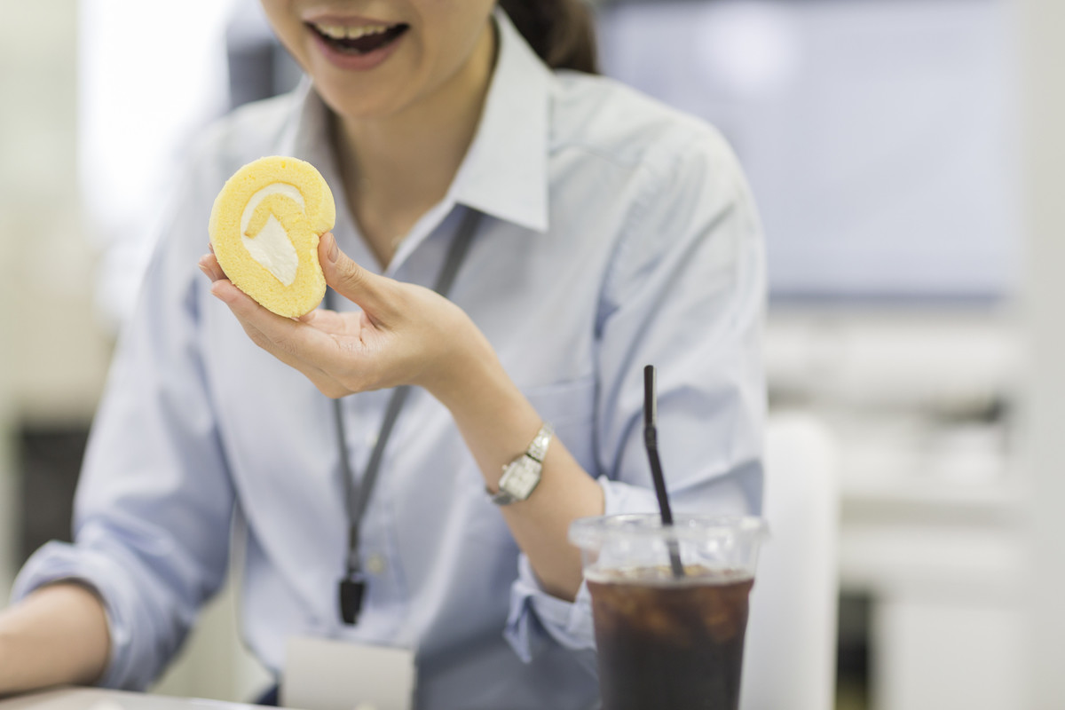 【おやつパワー】新社会人に向けた「職場のおやつ」に関するアドバイスが話題に - 「じゃがりこで怒られた」「ホールケーキを完食できたら優勝」