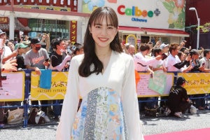 井桁弘恵、沖縄で人生初レッドカーペット　美スタイル際立つ花柄ワンピで魅了