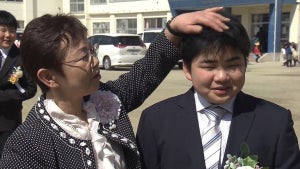 津波で家族全員を失った少年、伯母と2人暮らしで“家族”に近づいていく12年