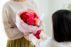 【5月14日は母の日】カーネーションを贈るのはなぜ? 豪州は菊でタイはジャスミン!? 世界の「母の日」豆知識もご紹介