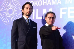 山田孝之、横浜国際映画祭でなぜか『名探偵コナン』の宣伝　メガネ＆ポーズも決める