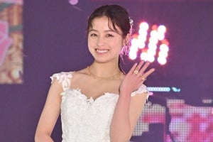 橋本環奈、ウエディングドレス姿でランウェイ　笑顔で“結婚指輪”見せる