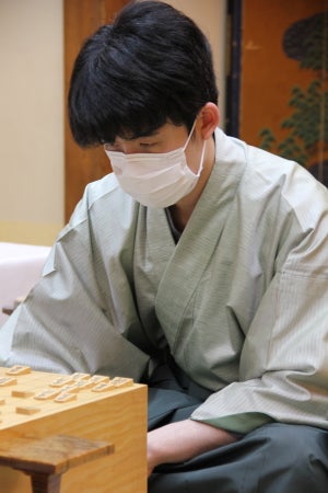 迫る秒読み耐え抜き辛勝　藤井叡王が防衛に王手　第８期叡王戦五番勝負第３局