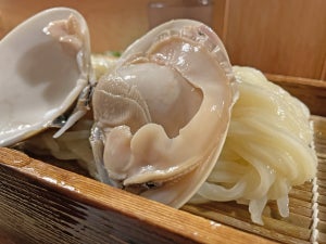 【実食】デ、デカすぎ…! 巨大ハマグリの「貝汁つけうどん」、これどうやって食べるの?