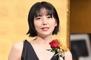 長澤まさみ、胸元ざっくりドレスで魅了　橋田賞受賞「とても光栄」