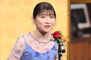 伊藤沙莉、シースルードレスで橋田賞授賞式に登壇「もっともっと頑張りたい」