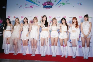 NiziU、美脚あらわな白衣装で魅了 「KCON JAPAN」レッドカーペットに登場