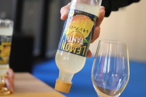 飲む前にやってみて! 大人のファンタ新作「ファンタ レモンプレミア」、おいしい飲み方のコツは?