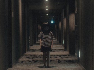 充血した瞳で少女・さなが襲いかかる、クレーム殺到の“怖すぎ”映像! 新キャストのヒントも