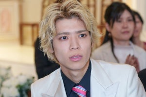 佑(松島聡)、派手なスーツに「非常識」と陰口叩かれ…スピーチ原稿も忘れ大ピンチ