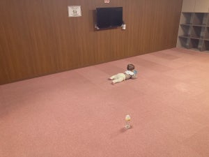 【ママさん賢い!】子連れ移動は"船"がいい⁉ - 船旅を満喫する赤ちゃんの姿に「ぽつんとかわいいwww」「たまらんです」「これは最強すぎる!!」の声