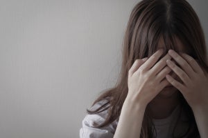 人といると疲れると感じてしまうのはなぜ? 原因や疲れたときの対処法を紹介