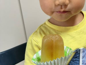 【即採用】子どもの“アイスでベタベタ問題”を解決するライフハックに喜びの声! -「うわぁあぁ天才」「これでイライラしなくなる!」