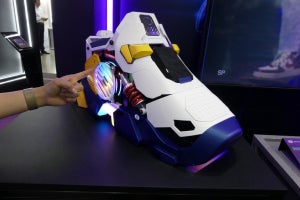 COMPUTEX TAIPEI 2023 - Cooler Master、ガンダムの足っぽい(?)靴型PC「Sneaker X」を展示