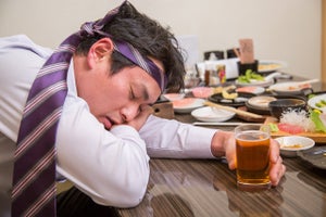 【アルハラ】「飲み会で飲まない人がいると場がシラケてしまう」と思っている人はどれくらいいる?