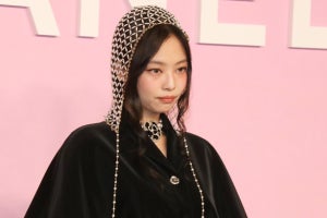 BLACKPINKジェニー、美スタイル際立つコーデでシャネルのショーに来場