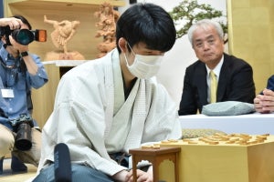 藤井棋聖が４連覇に向け好発進　決め手逃すも崩れず勝利　第94期ヒューリック杯棋聖戦五番勝負第１局