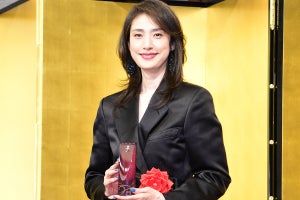 天海祐希、第48回菊田一夫演劇賞に感謝の言葉　望海風斗の「恋」コメントに照れ笑い