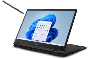 富士通FMV、第13世代Core搭載で約864gのペン付き軽量13.3型2in1 PC