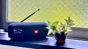 『JBL Tuner 2 FM』。音楽も人間も趣味も教養も、ぜんぶラジオから教わった。