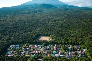 【富士の樹海の集落】なぜこんなところに? 「すげえ初めて見た」「まるで、ジオラマ&箱庭…」