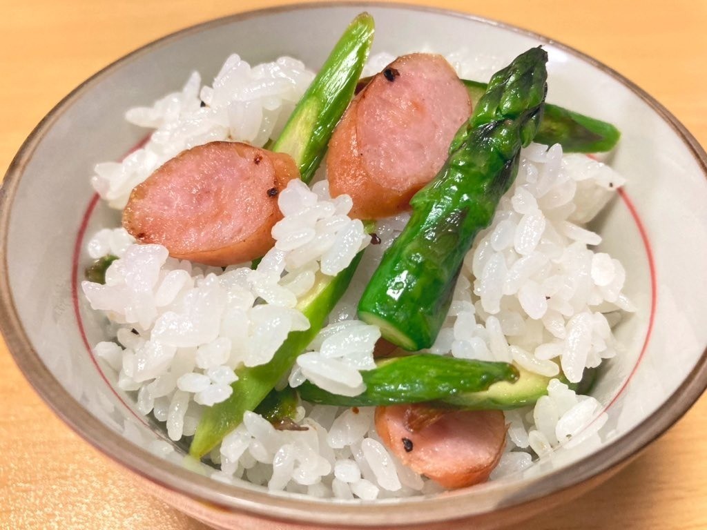 【炊飯器レシピ】全農の「アスパラ×ソーセージ」ご飯、これは絶対うまいやつ…!! - 「こういうのが良いんだよな」「旨そうだねぇ」