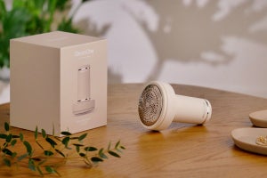 DMM.com、USB充電式の電動毛玉取り「Anti-lint shaver」に限定色アイボリー