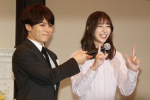 足立梨花、TATSUと2ショット結婚会見「苗字が変わって実感」 手話交え挨拶