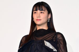 山本美月、透け感黒ドレスでスリットから美脚も　イベントで文才発揮し共演者も絶賛