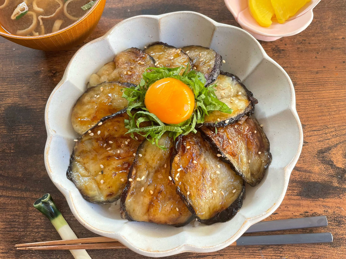 【簡単レシピ】甘辛くてとろとろな“照りとろナス丼”が「美味しすぎて飛んだ」「夏の定番になりそう」と大好評!!