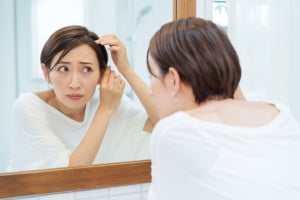 女性が「白髪」に悩むのは何歳くらいから?